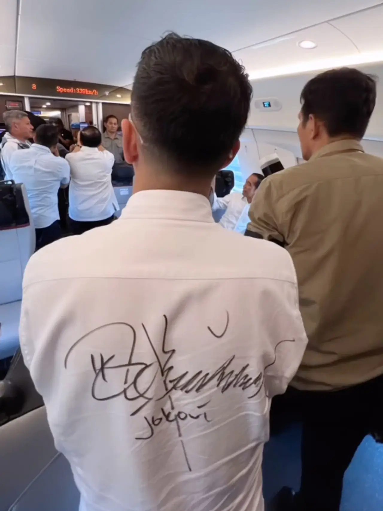Jokowi Tanda Tangan di Kemeja Raffi Ahmad, Sultan Andara Diprediksi ...