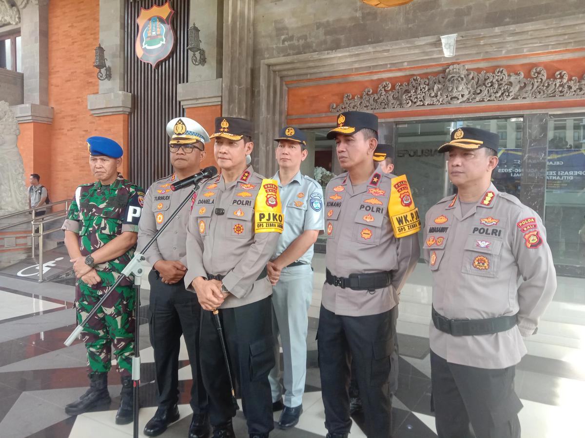 Polda Bali menggelar apel gelar pasukan Operasi Zebra Agung 2025 yang dipimpin langsung oleh Kapolda Bali, Irjen Pol Daniel Adityajaya di Halaman Mapolda Bali, Denpasar, Bali, Senin (17/11).