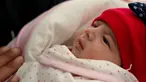 Khalil al-Suwadi menggendong keponakannya Afraa, bayi Suriah yang lahir di bawah reruntuhan setelah gempa bumi 6 Februari yang melanda Turki dan Suriah yang menewaskan orang tua dan saudara kandungnya, di kota Jindayris yang dikuasai pemberontak di Suriah utara, Selasa (21/2/2023). Khalil al-Suwadi menikah dengan saudara perempuan mendiang ayah bayi itu, yang juga sepupunya. (Rami al SAYED / AFP)