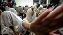 Sejumlah Warga Negara Asing (WNA) diamankan petugas saat gelar barang bukti penertiban dan pengamanan tahun baru 2017 di Direktorat Jenderal Imigrasi, Jakarta, Minggu (1/1). (Liputan6.com/Faizal Fanani)
