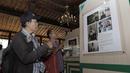 Pengunjung melihat pameran foto legenda di Yogyakarta, Rabu (18/7/2018). Pameran foto legenda olahraga Indonesia tersebut sekaligus peluncuran kampanye Grab "Kemenangan itu Dekat". (Bola.com/M Iqbal Ichsan)