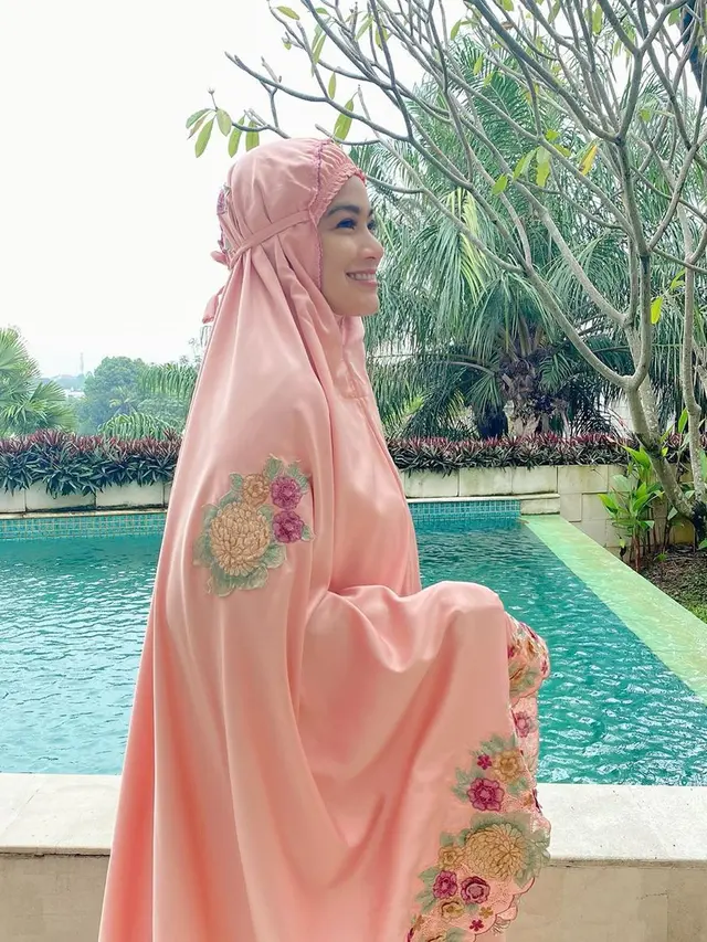 Potret Titi Kamal kenakan hijab