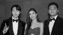 Dekat tidak ada jarak, foto Mikha Tambayong dan Deva Mahenra bareng Ryun Jun Yeol ini curi perhatian. Tidak foto bareng satu artis Korea Selatan, Mikha dan Deva foto bareng tiga artis Korea Selatan, salah satunya Ryun Jun Yeol. Hadiri Busan International Film Festival (BIFF 2022) tentunya menjadi kesempatan Mikha Tambayong bertemu dengan sederet artis papan atas negeri Ginseng tersebut. (Liputan6.com/IG/@miktambayong)