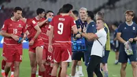 Para pemain Timnas Indonesia, Thom Haye, Micthel Baker mendengarkan instruksi dari John Herdman pada sebuah momen laga melawan Singapura di Stadion Utama Gelora Bung Karno, Jakarta, Jumat (25/9/2026). (KLY/Budy Santoso)