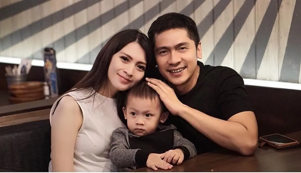 Beberapa foto dibagikan oleh Adi Nugroho terkait proses persalinan sang istri. Sang suami setia mendampingi sang istri yang melahirkan melalui proses caesar. (Instagram/adinugroho_st)