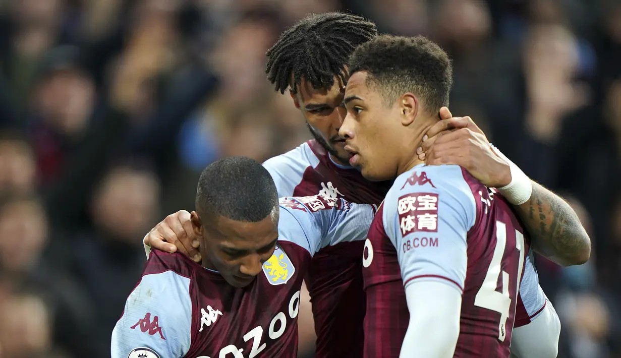 Gelandang Aston Villa Jacob Ramsey berselebrasi setelah mencetak gol ke gawang Norwich City dalam lanjutan Liga Inggris di Carrow Road, Rabu (15/12/2021) dini hari WIB. Aston Villa sukses menekuk tuan rumah Norwich City 2-0. (Joe Giddens/PA via AP)