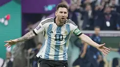 Penyerang Argentina, Lionel Messi berselebrasi setelah mencetak gol ke gawang Meksiko selama pertandingan grup C Piala Dunia 2022 Qatar di Stadion Lusail di Lusail, Qatar, Minggu 27 November 2022. Argentina menang atas Meksiko dengan skor 2-0. (AP Photo/Ariel Schalit)