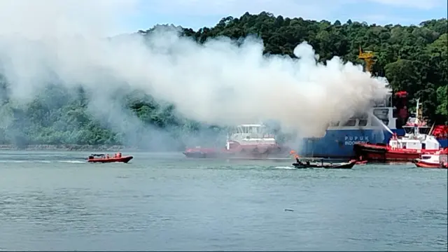 Kapal kargo kebakaran di sekitar Area 70 atau Dermaga Khusus Pertamina, Cilacap, Jawa Tengah. (Foto: Liputan6.com/Basarnas)