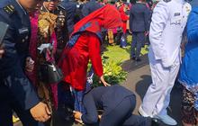 Momen Haru Calon Jenderal Peraih Adhi Makayasa Sujud di Kaki Sang Ibu Usai Dilantik Prabowo