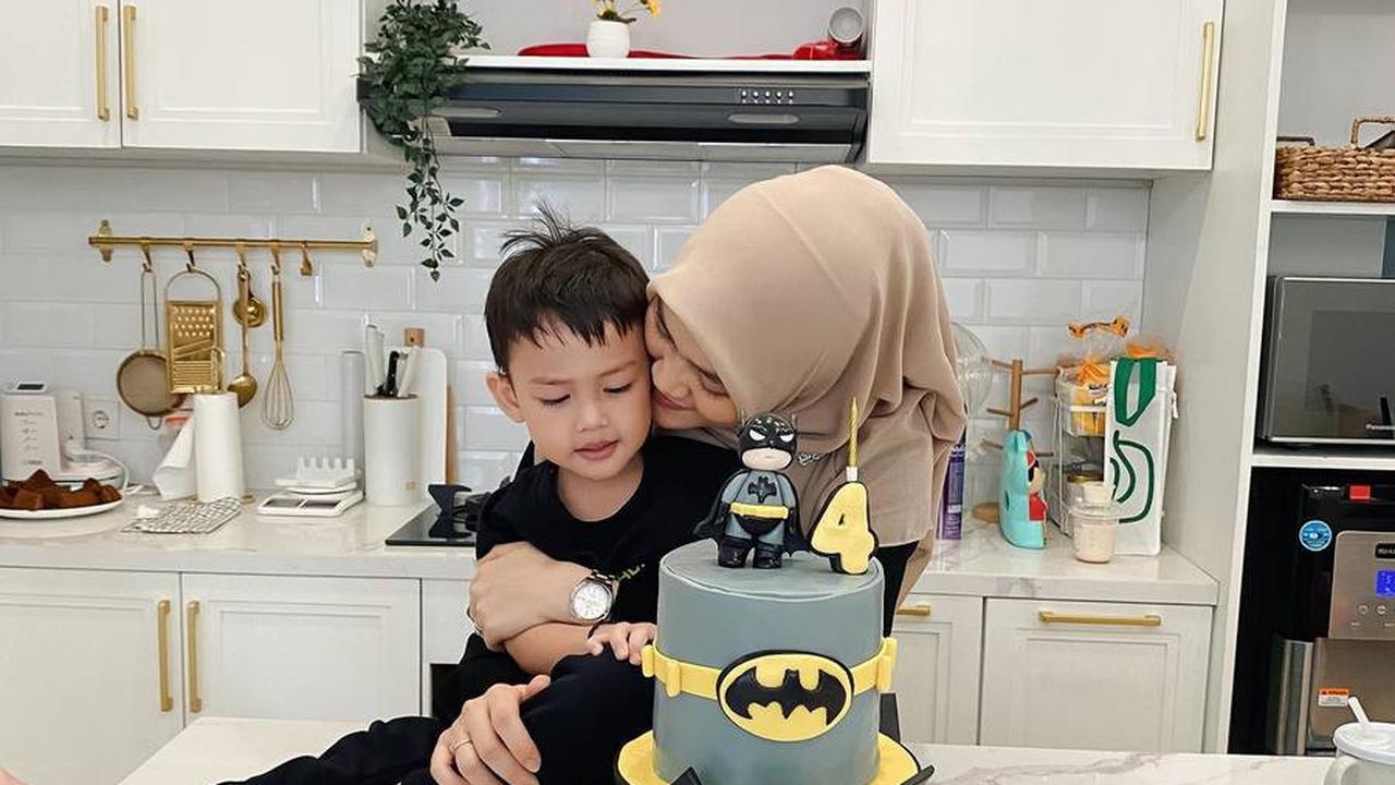 Paras Gantengnya Bikin Salfok, Ini Potret Ulang Tahun Zayn Anak Sambung Alvin Faiz
