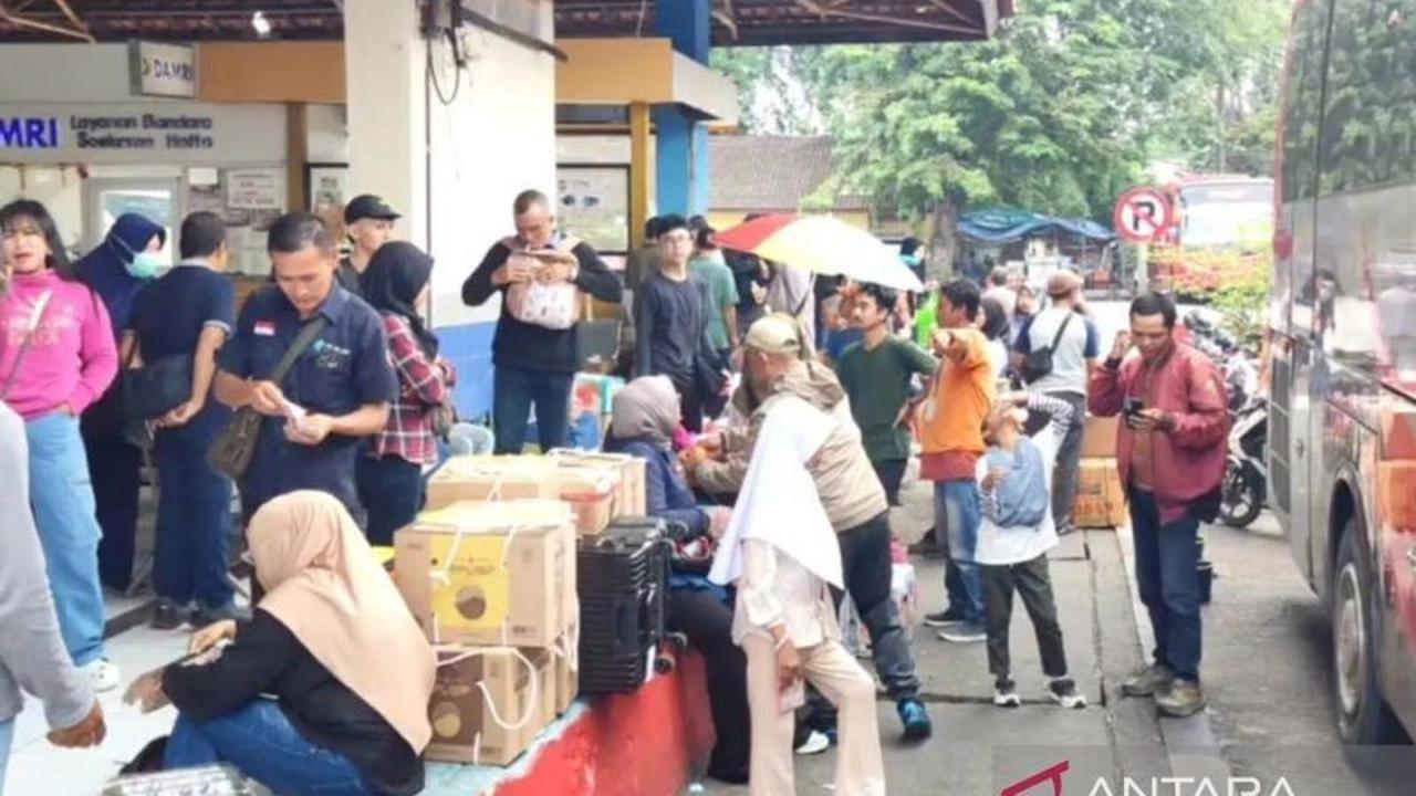 Terminal Kampung Rambutan Dipadati Penumpang Arus Balik Idul Adha, Puncak Diprediksi Hingga Senin
