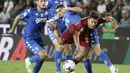 Penyerang AS Roma Paulo Dybala berebut bola dengan pemain Empoli, Razvan Gabriel Marin dan Filippo Bandinelli dalam partai Serie A 2022/2023 giornata 6 di Stadio Carlo Castellani, Selasa (13/9/2022) dini hari WIB. Duel Empoli vs Roma berakhir dengan skor 2-1 untuk kemenangan Serigala Ibu Kota --julukan AS Roma.  (Marco Bucco/LaPresse via AP)
