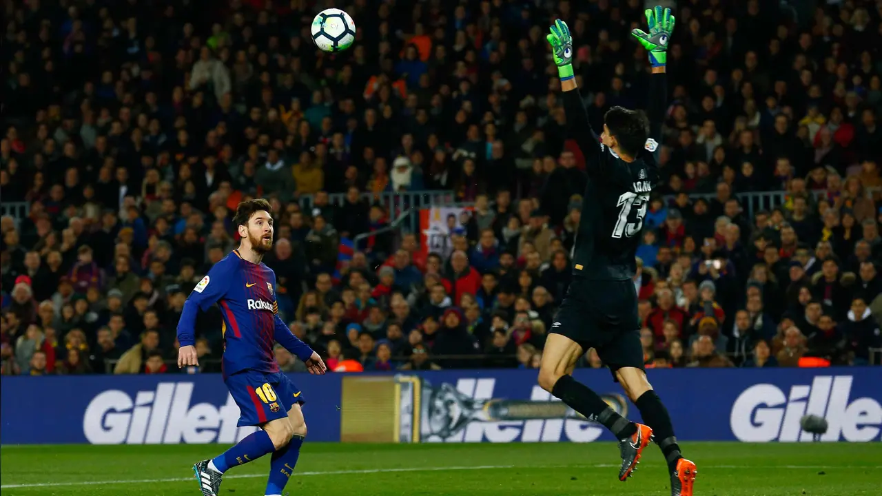 Penyerang Barcelona, Lionel Messi melakukan selebrasi usai mencetak gol ke gawang Girona pada lanjutan La Liga Spanyol di stadion Camp Nou (25/2). Barcelona menang telak 6-1 dan Messi mencetak dua gol di pertandingan ini. (AP Photo/Manu Fernandez)