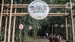 Gapura bambu Pasar Papringan, Ngadiprono, Kabupaten Temanggung, Jawa Tengah, Minggu (26/2/2023). Pasar Papringan Ngadiprono menggunakan pring atau bambu sebagai alat pembayaran bagi pengunjung dalam berbelanja. (merdeka.com/Iqbal S. Nugroho)
