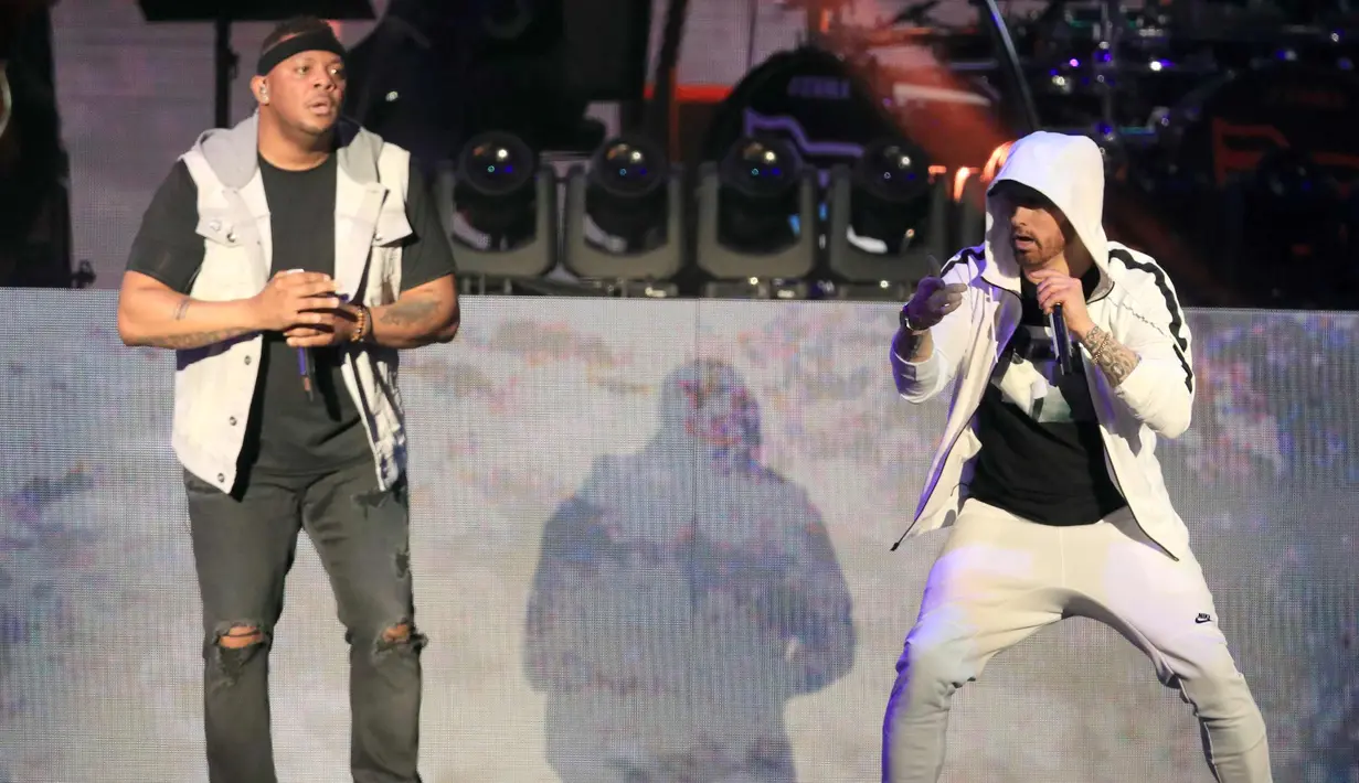 Rapper asal AS, Eminem berkolaborasi dengan Mr. Porter di atas panggung selama Coachella Valley Music and Arts Festival 2018 di Empire Polo Field di Indio, California (15/4). Festival Coachella ini sudah ada sejak 1999. (AFP Photo/Christopher Polk)