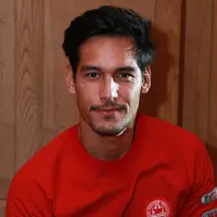 Ada yang berbeda pada acara gala premiere film Jomblo beberapa waktu lalu. Salah satu bintang utamafilm Jomblo, Richard Kyle berjalan tidak seperti biasanya. Ia mengaku baru saja mengalami kecelakaan. (Nurwahyunan/Bintang.com)