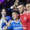 Pemain Persija Jakarta, Marko Simic dan pemain Persib Bandung, Kim Kurniawan rangkulan saat joget bersama penyanyi, Via Vallen pada peluncuran Liga 1 2018 di Studio 5 Indosiar, Jakarta, Senin (19/3/2018). (Bola.com/Vitalis Yogi Trisna)
