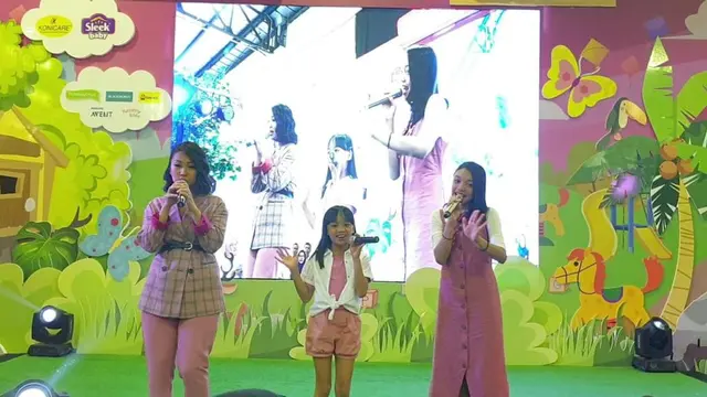 Nola Be3, Naura dan Neona yang antusias mengajak para pengunjung bernyanyi.