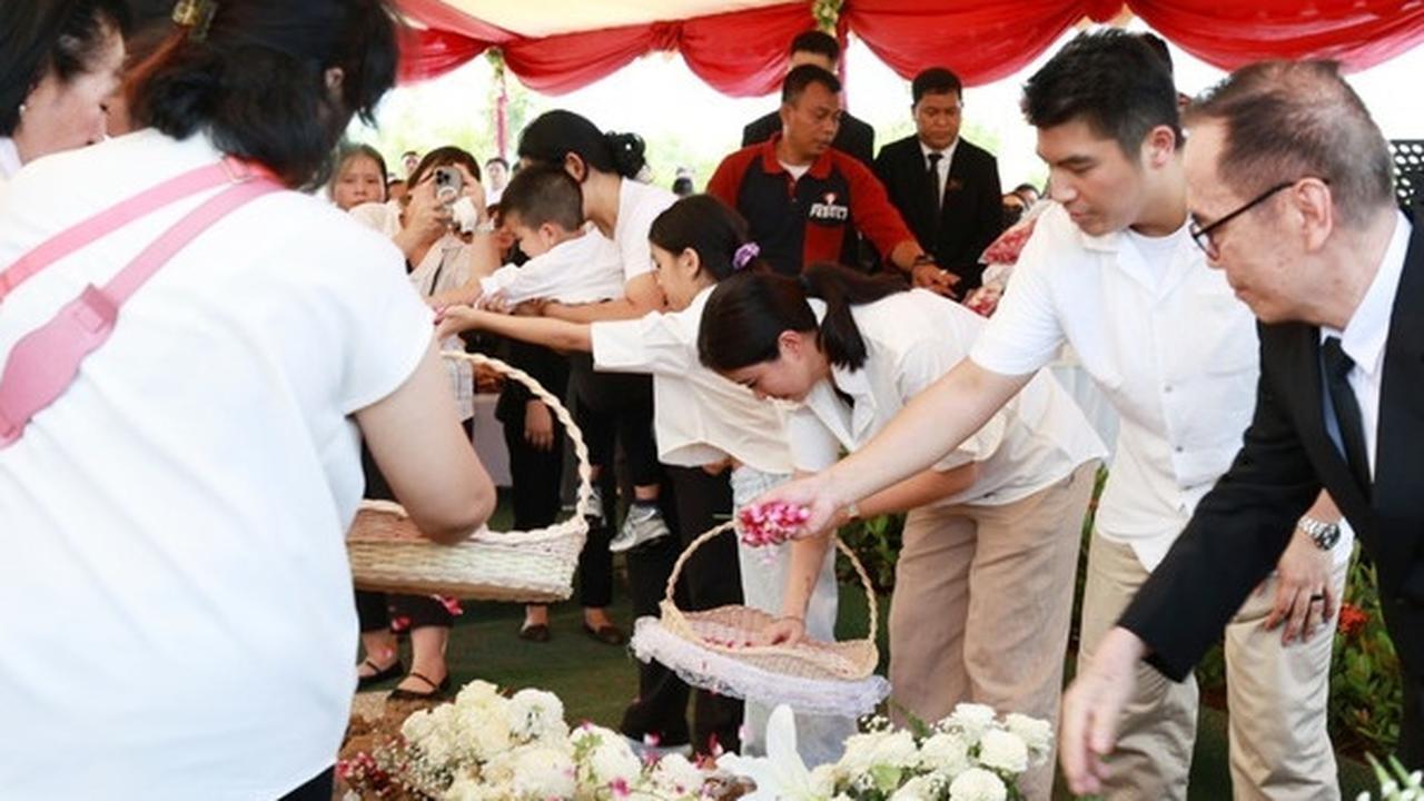 Penuh Haru, Momen Tabur Bunga Penuh Air Mata di Pemakaman Hotma Sitompul