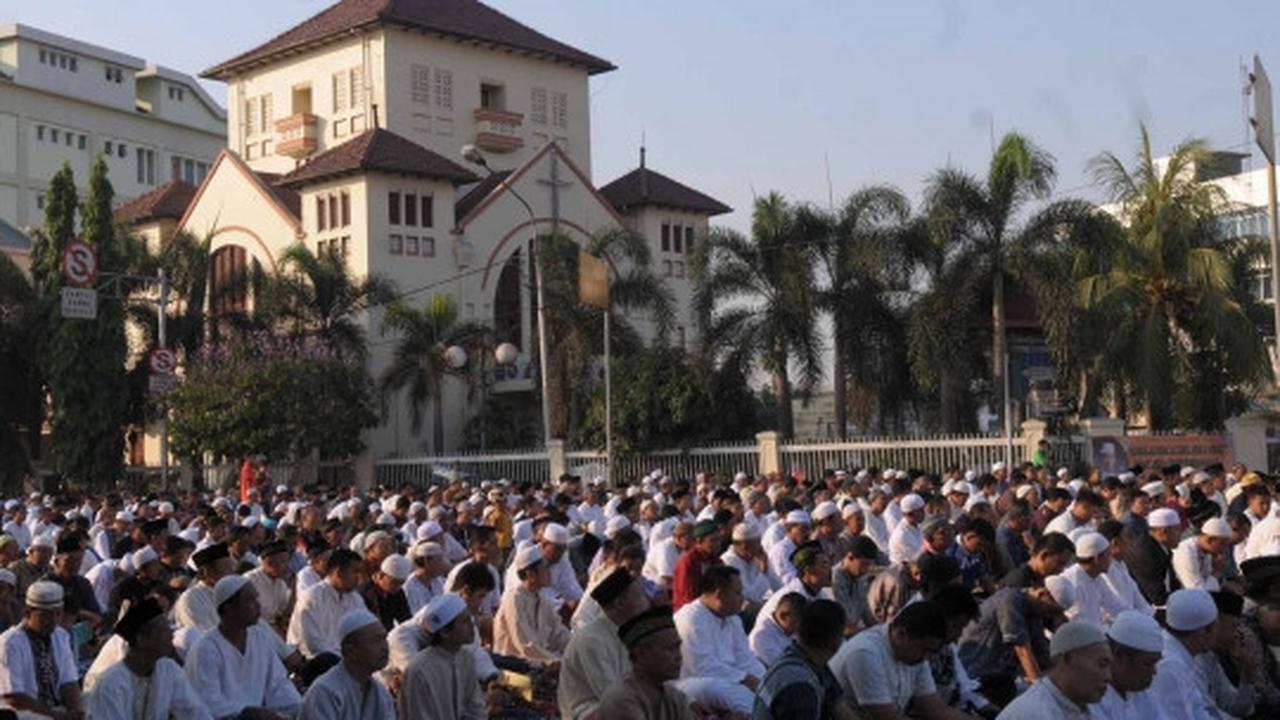 Ribuan warga Jatinegara gelar salat Idul Adha di jalan raya