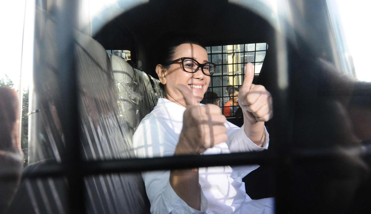 Miryam S. Haryani berada mobil tahanan usai menjalani pemeriksaan di Gedung KPK, Jakarta, Rabu (10/1). Miryam diperiksa sebagai saksi tersangka dugaan korupsi e-KTP, Anang Sugiana Sudihardjo (ASS). (Liputan6.com/Helmi Fithriansyah)