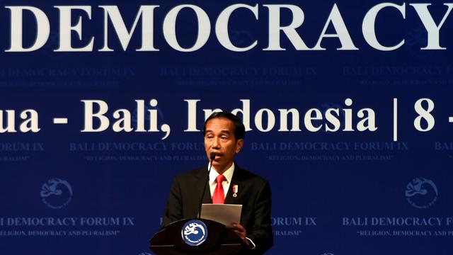 Presiden Joko Widodo (Jokowi) menyampaikan pidatonya dalam pembukaan Bali Democracy Forum (BDF) IX di Nusa Dua, Kamis (8/12). Kegiatan selama dua hari tersebut diikuti delegasi dari 94 negara dan sejumlah organisasi internasional. (SONNY TUMBELAKA/AFP)