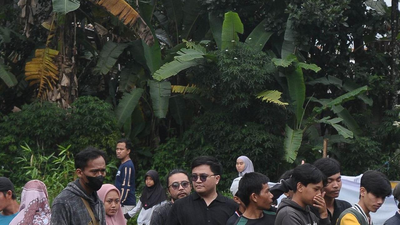 Sejumlah warga mengantre untuk mengikuti pemungutan suara di TPS 033 dan 035 Kampung Curug-Bojong Koneng, Kecamatan Babakan Madang, Kabupaten Bogor, Jawa Barat, Rabu (14/2/2024).&nbsp;Merdeka.com/Imam Buhori