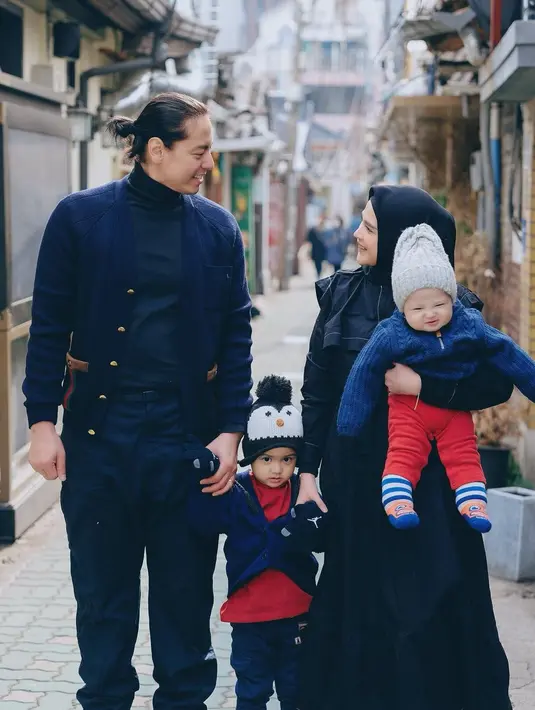 Berpose bersama buah hati, Roger dan Cut Meyriska tampil kompak mengenakan busana nuansa warna biru gelap. Cut tampil dengan dress hitam, sementara Roger tampil dengan cardigan dan turtleneck. @rogerojey.