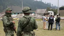 Tentara Meksiko mengamankan lokasi ledakan sebuah rumah penyimpanan kembang api di kota Chilchotla, negara bagian Puebla, Selasa (9/5). Sebuah petasan dilemparkan ke bangunan toko kembang api tersebut dan memicu ledakan. (JOSE CASTAÑARES/AFP)