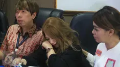 Mama Evelyn, Norma Aprilina (kedua kanan) saat jumpa pres mengenai soal pertemuan Aming dan keluarga besar Evelyn di kawasan Permata Hijau, Jakarta, Rabu (15/03). (Liputan6.com/Herman Zakharia)