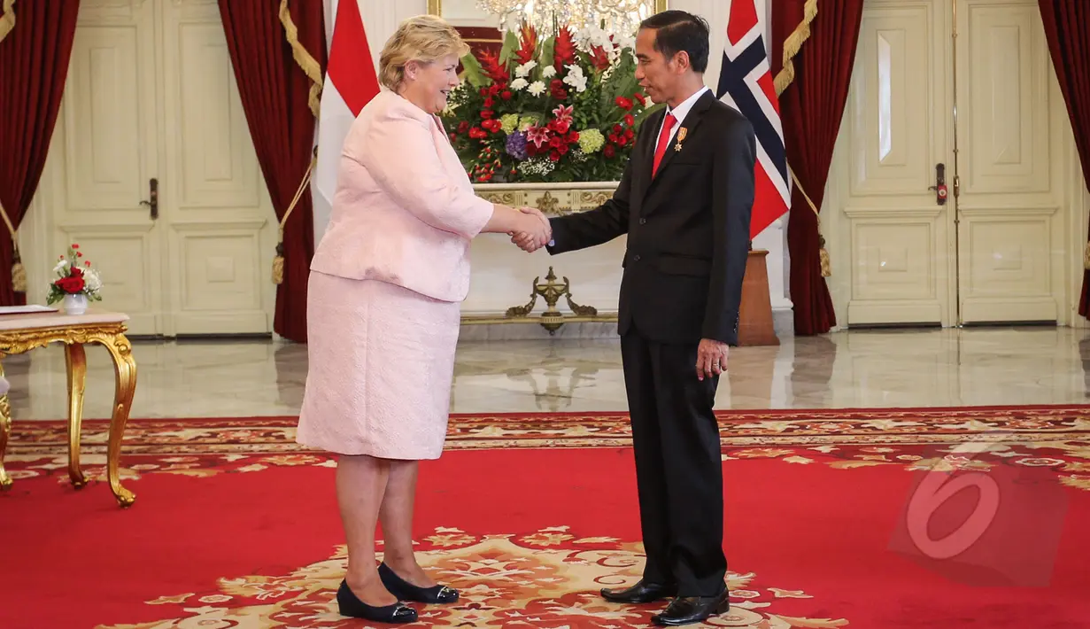Presiden Joko Widodo bersama PM Norwegia, Erna Solberg berjabat tangan usai melakukan pertemuan di Istana Negara, Jakarta, Selasa (14/4/215). Kunjungan PM Norwegia Erna Solberg dalam rangka memperkuat kerja sama bisnis. (Liputan6.com/Faizal Fanani)