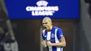 Pemain FC Porto, Pepe, melakukan selebrasi setelah mencetak gol ke gawang Shakhtar Donetsk pada laga Liga Champions di Stadion Dragao, Portugal, Kamis (14/12/2023). FC Porto menang dengan skor 5-3. (AP Photo/Luis Vieira)
