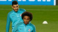 Gelandang Chelsea, Willian dan bek Emerson Palmeiri saat mengikuti latihan di stadion Camp Nou di Barcelona (13/3). Chelsea akan bertanding melawan wakil Spanyol Barcelona pada leg kedua babak 16 Liga Champions. (AFP Photo/Pau Barrena)