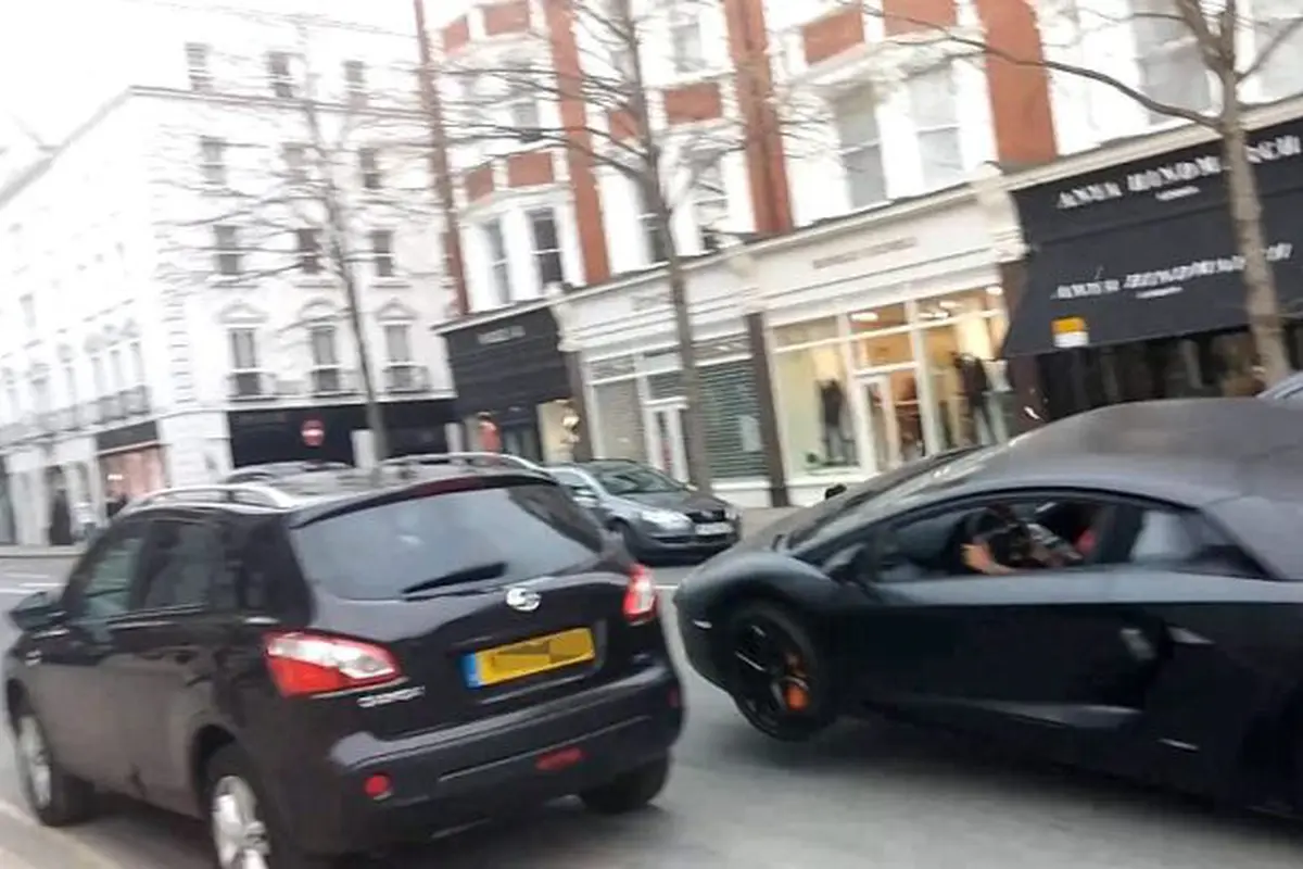 [OTO-News] Lamborghini Aventador Terbang 'Hajar' BMW dan Mazda