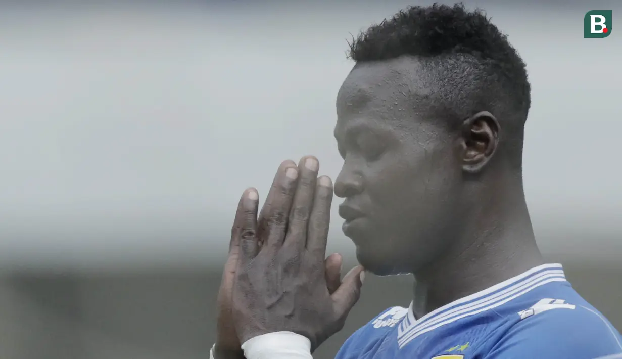 Striker Persib Bandung, Ezechiel Ndoussel, tampak kecewa usai gagal membobol gawang Arema FC pada laga persahabatan di Stadion GBLA, Bandung, Minggu (18/3/2018). Persib menang 2-1 atas Arema FC. (Bola.com/M Iqbal Ichsan)