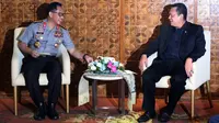 Kapolri Jendral Pol Tito Karnavian (kiri) berbincang dengan Ketua DPR Bambang Soesatyo disela acara penandatanganan di Kompleks Parlemen, Senayan, Jakarta, Rabu (14/2). (Liputan6.com/JohanTallo)