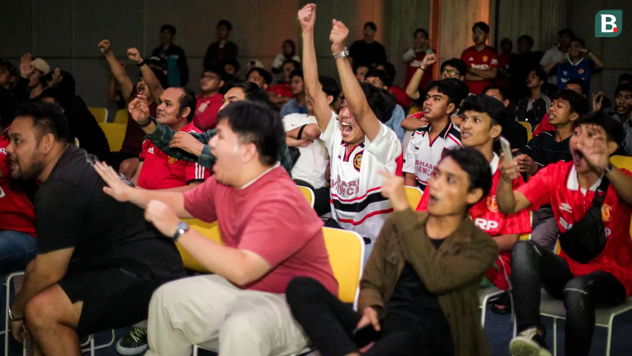 Foto: Sempat Dihibur dengan Gol Marcus Rashford, Fans MU Tetap Gigit Jari setelah Kena Comeback Man City saat Roaring Night