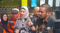 Venna Melinda dan kuasa hukumnya, Noor Akhmad Riyadhi, usai sidang cerainya dengan Ferry Irawan di Pengadilan Agama Jakarta Selatan, Kamis (9/3/2023). (Dok. M. Altaf Jauhar)