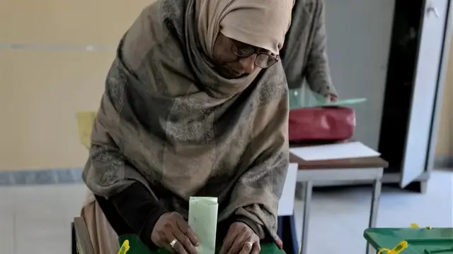 Seorang perempuan memberikan hak suaranya di TPS Islamabad pada 8 Februari 2024. Warga Pakistan berani menghadapi ancaman kekerasan untuk memberikan suara mereka dalam pemilu Pakistan. (AP/Anjum Naveed)