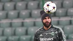 Pemain Real Madrid Karim Benzema saat sesi latihan di Stadion Legia Warsawa, Warsawa, Polandia, 10 Oktober 2022. Real Madrid akan menghadapi Shakhtar Donetsk pada pertandingan sepak bola putaran pertama Liga Champions. (JANEK SKARZYNSKI/AFP)