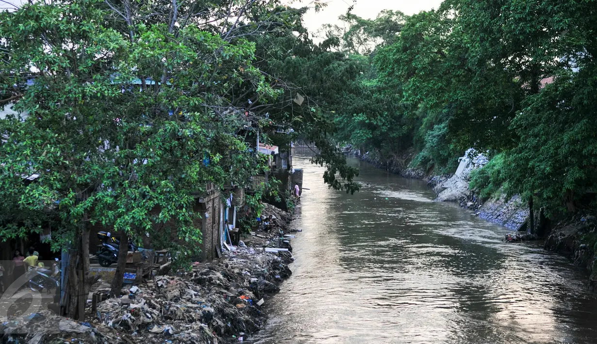 Relokasi warga bantaran sungai Ciliwung akan dilakukan secara bertahap karena rumah susun (rusun) masih dalam tahap pembangunan, Jakarta, Rabu (18/5/2016). Ada sekitar 50 ribu warga bantaran Ciliwung yang harus direlokasi. (Liputan6.com/Yoppy Renato)