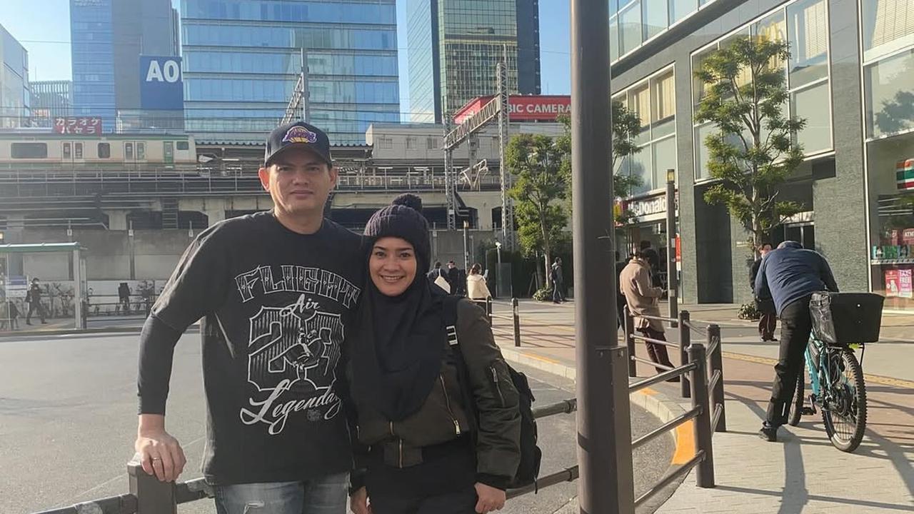 7 Potret Rumah Tangga Harmonis Ikke Nurjanah dan Suami yang Usianya Lebih Muda, Rayakan Lebaran Bareng Keluarga
