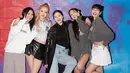 Bukan hanya interaksi mereka saja yang bikin gemas, penggemar juga dibuat senang dengan caption Selena. Kata-kata itu merujuk pada nama Selena dan BLACKPINK yang digabung menjadi Selpink. Momen itu pun jadi reuni yang indah bagi Selena bersama, Jisoo, Lisa, Rose dan Jennie. (Liputan6.com/IG/@selenagomez)