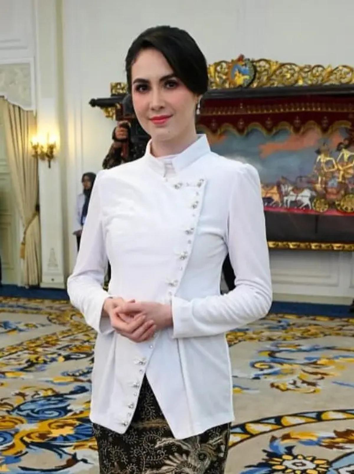 6 Outfit Ibu Pejabat ala Arumi Bachsin yang Penuh Wibawa, dari Batik Kekinian hingga Kebaya Elegan