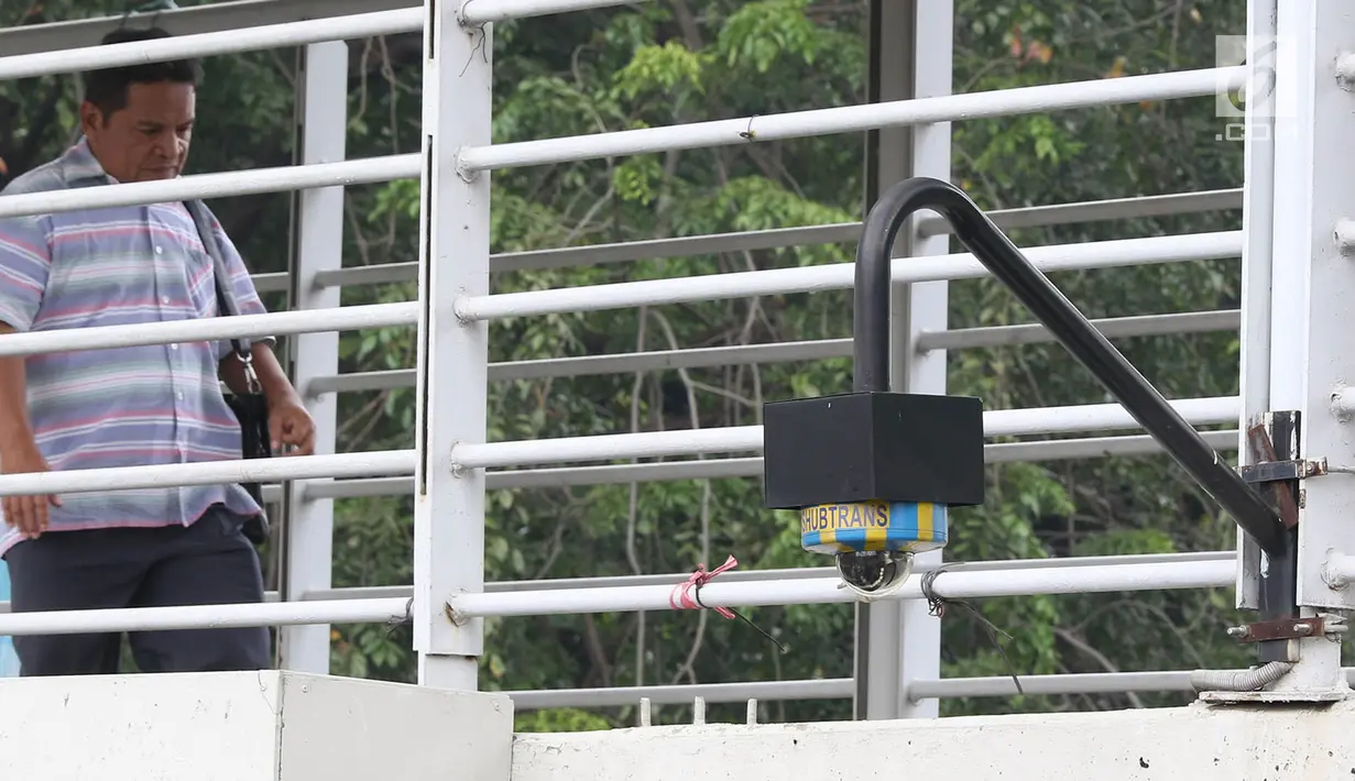 Closed Circuit Television (CCTV) terpasang di jembatan penyeberangan orang, Jalan Otista, Jakarta, Kamis (14/9). Dengan adanya pemantauan arus melalui CCTV ini, petugas akan lebih mudah melakukan sanksi bagi pengendara. (Liputan6.com/Immanuel Antonius)