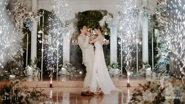 Gaun resepsi pernikahan Mikha Tambayong