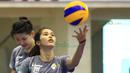 Pevoli Jakarta Elektrik, Dian Wijayanti tengah melakukan servis saat berlatih bersama timnya di Gor Ken Arok, Malang. (Bola.com/Nicklas Hanoatubun)