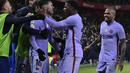 Penyerang Barcelona, Pedri (tengah) berselebrasi usai mencetak gol ke gawang Athletic Bilbao pada pertandingan babak 16 besar Copa del Rey Cup Spanyol di stadion San Mames di Bilbao, Jumat (21/1/2022). Kemenangan ini mengantar Bilbao melaju ke babak perempat final. (AP Photo/Alvaro Barrientos)