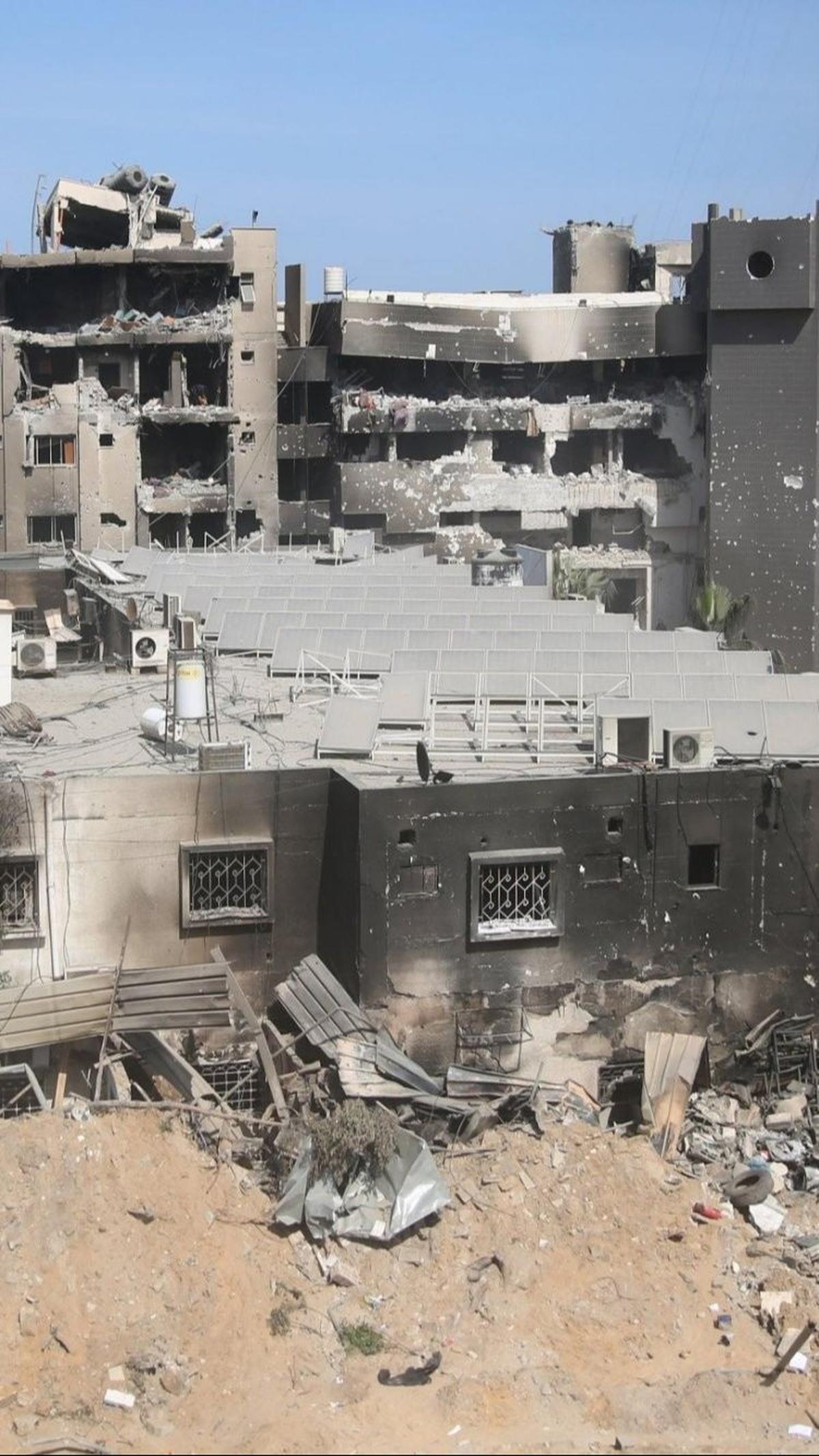Kompleks RS Al-Shifa juga menjadi tempat ribuan pengungsi berlindung sejak agresi brutal Israel di Gaza. Foto: AFP<br>