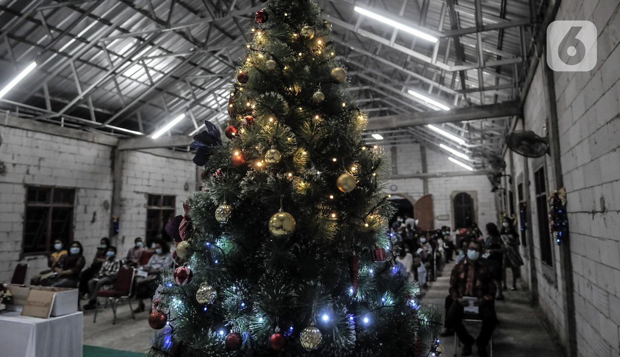 Suasana ibadah malam Natal jemaat HKBP Filadelfia di Gedung Serbaguna Mandiri Sejahtra CBL, Desa Sumber Jaya, Tambun, Bekasi, Jawa Barat, Kamis (24/12/2020). Jemaat HKBP Filadelfia berharap negara melindungi dan menjamin kebebasan minoritas dalam menjalankan ibadah. (merdeka.com/Iqbal S. Nugroho)